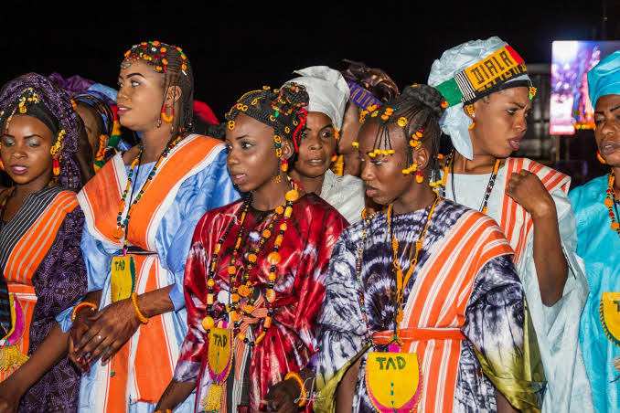 Tenues traditionnelles portées lors d'une fête communautaire à Thilogne